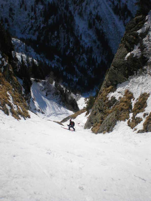 #10 La diagonale : Presque en bas du troisième couloir : un petit ressaut et bientot le rappel. La diagonale : Presque en bas du troisième couloir : un petit ressaut et bientot le rappel.