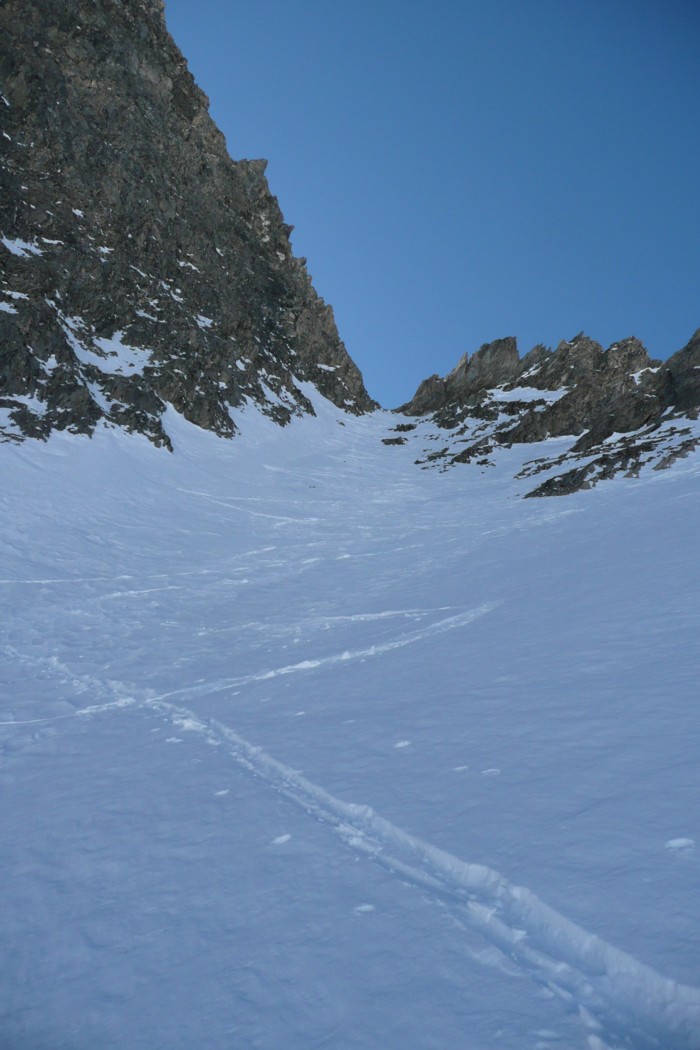 #5 Couloir NE : Merci pour la trace, au jeune randonneur qui ma précèdé. Couloir NE : Merci pour la trace, au jeune randonneur qui ma précèdé.