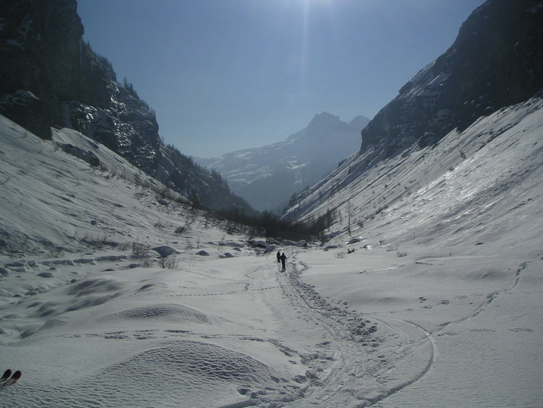 #5 Le long vallon... : ...pour accéder au fabuleux cirque! Finalement en descente ça passe bien! Le long vallon... : ...pour accéder au fabuleux cirque! Finalement en descente ça passe bien!