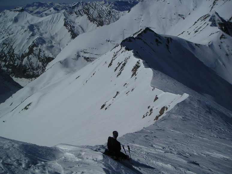 #3 Contemplation : Vinc observe les Marcoyo qui arrivent au col de la Montagne Haute. Contemplation : Vinc observe les Marcoyo qui arrivent au col de la Montagne Haute.