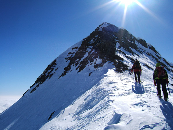 #4 Mounier : La crête sommitale avec beaucoup trop de monde pour, je choisi la pente sommitale à ski + couteaux! Mounier : La crête sommitale avec beaucoup trop de monde pour, je choisi la pente sommitale à ski + couteaux!