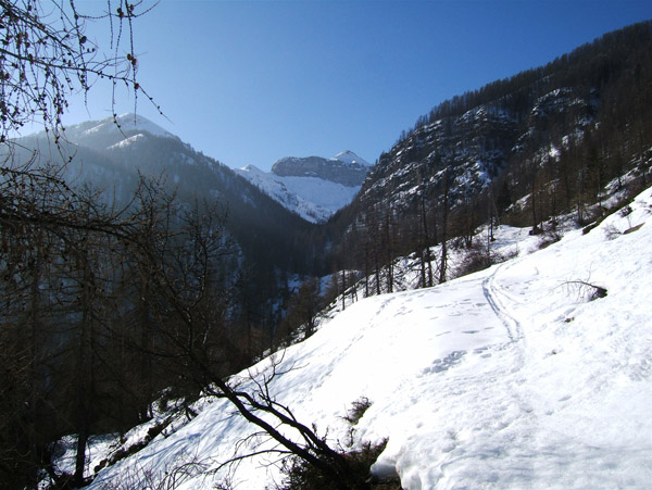 #2 Mounier : Lausa Bruna, le vallon de Brenta que l Mounier : Lausa Bruna, le vallon de Brenta que l'on va rejoindre en passant sous les barres de droite et au fond l'Epaule du Mounier assis sur la Grande Barre.