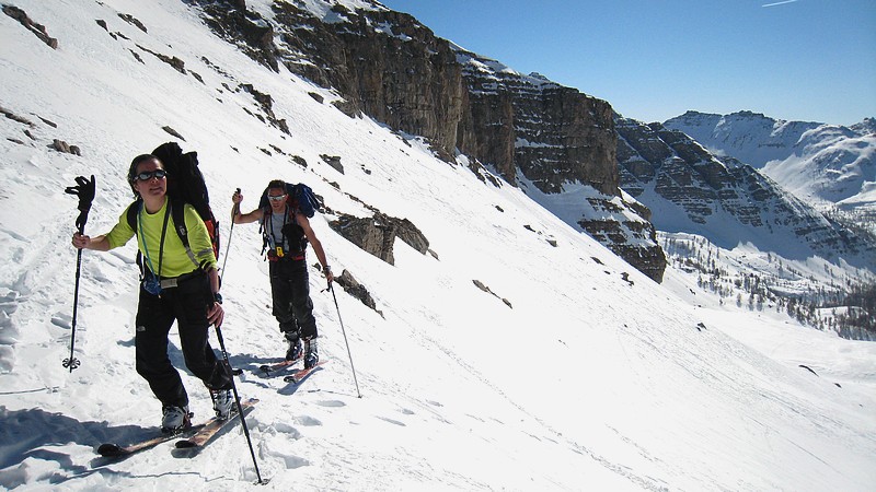 #10 Arrivée au Col : Yoyo poursuivie par une sorte de Chippendale Arrivée au Col : Yoyo poursuivie par une sorte de Chippendale