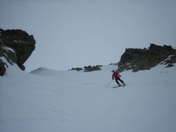 Descente Brèche de la Passoire : Les 1er mètres sont un peu tendus (neige gelée)