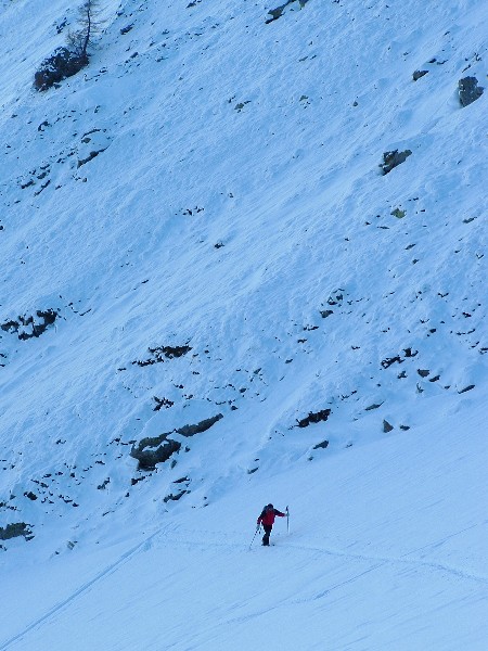 montée des plaines rouges : poudre sur fond dur très agréable à skier à coté des cailloux