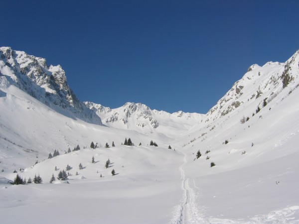 #1 un grand plat à franchir : Col de la Lavoire au fond à droite (non visible) et col de la Colombière au fond à gauche. un grand plat à franchir : Col de la Lavoire au fond à droite (non visible) et col de la Colombière au fond à gauche.