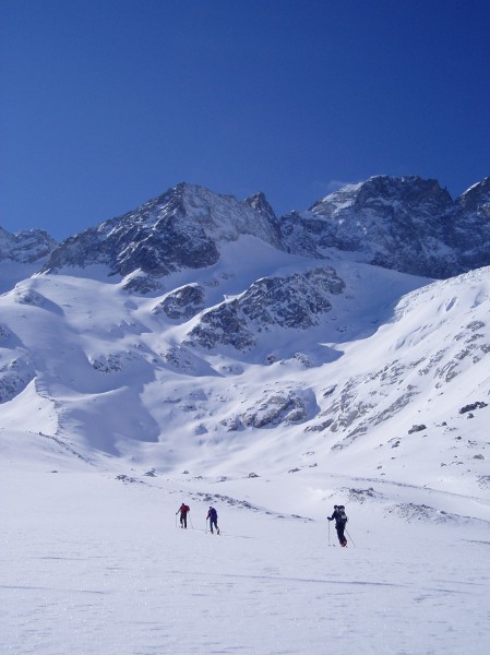 #1 Vallon de Lanchâtra : Enfin le soleil nous rejoint et nous permet de nous réchauffer un peu... Face à nous, le glacier du vallon de Lanchâtra Vallon de Lanchâtra : Enfin le soleil nous rejoint et nous permet de nous réchauffer un peu... Face à nous, le glacier du vallon de Lanchâtra