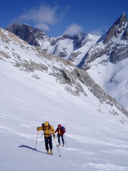 #3 Tête du Salude : Sur la branche gauche du glacier de Montagnon; derrière les randonneurs, La Tête et la brêche de la Salude à droite, la Tête de Lauranoure à gauche Tête du Salude : Sur la branche gauche du glacier de Montagnon; derrière les randonneurs, La Tête et la brêche de la Salude à droite, la Tête de Lauranoure à gauche