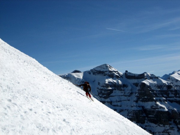 #2 Pointe Rousse des Chambres : Thierry dans le haut de la face Sud devant le Tenneverge. Pointe Rousse des Chambres : Thierry dans le haut de la face Sud devant le Tenneverge.