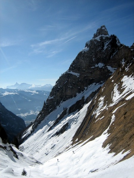#12 Pointe Rousse des Chambres : Le bas de la combe de Pra Riant surplombée par la Pointe du Tuet. Pointe Rousse des Chambres : Le bas de la combe de Pra Riant surplombée par la Pointe du Tuet.