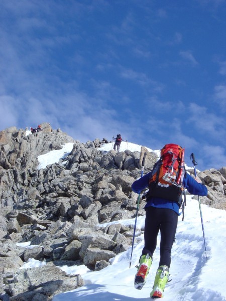 le sommet en vue : sur l'arête sommitale