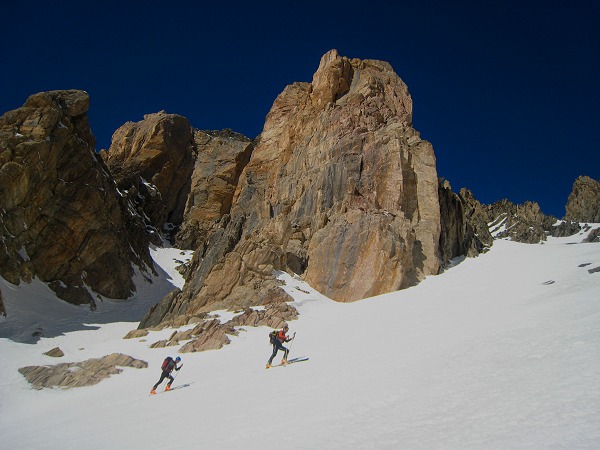 #7 Deuxième montée : Début de la deuxième montée, face S, bien chaude, sous de superbes tour rocheuses Deuxième montée : Début de la deuxième montée, face S, bien chaude, sous de superbes tour rocheuses