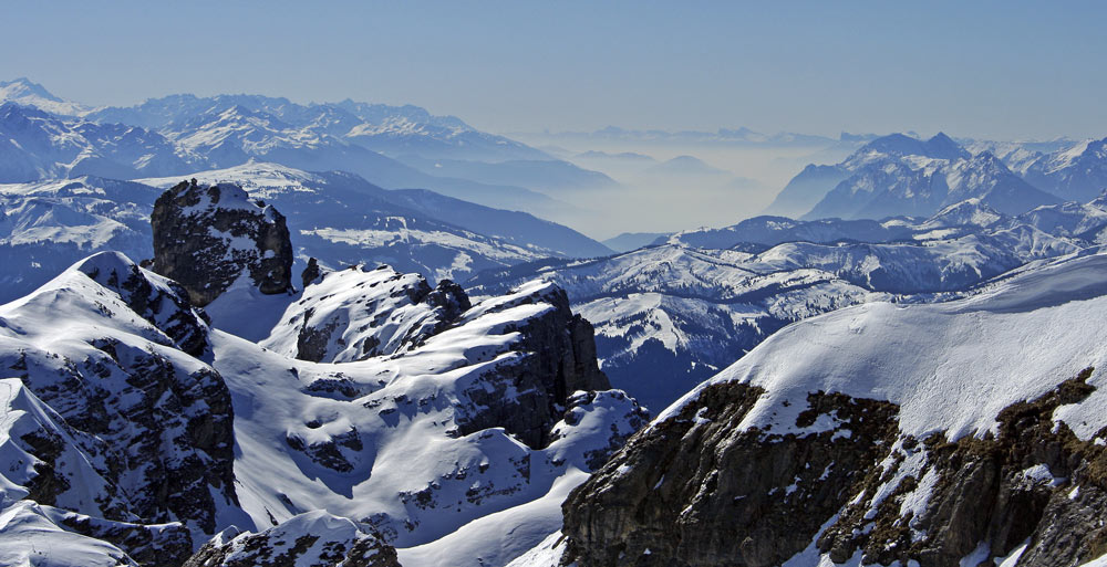 #10 Tête du Colonney : Vue du sommet, au loin le Vercors. Tête du Colonney : Vue du sommet, au loin le Vercors.