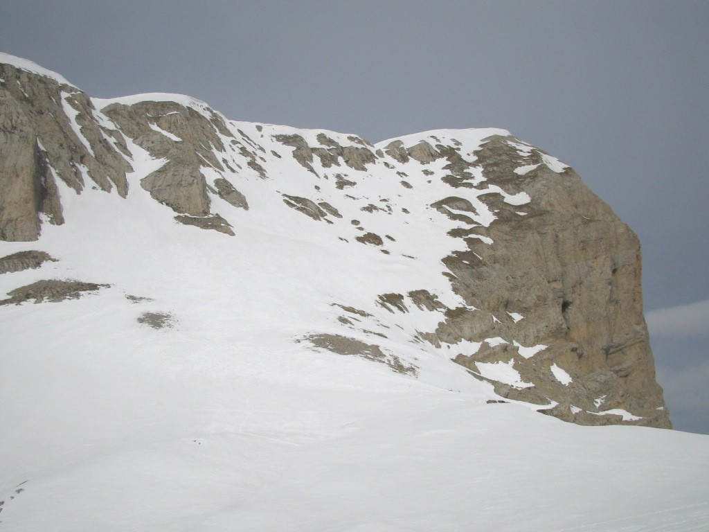 #3 Face sud du Grand Veymont : Il manque un peu de neige pour skier dans les couloirs sous le sommet Face sud du Grand Veymont : Il manque un peu de neige pour skier dans les couloirs sous le sommet