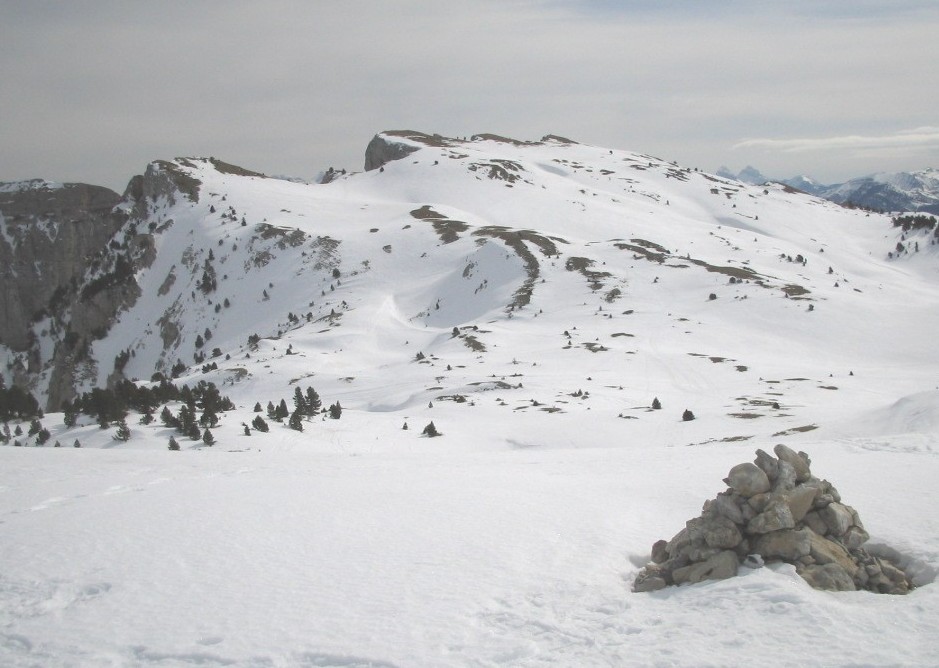 #7 Rochers du Parquet : Le petit couloir du rocher de Chamoux descendu aujourd Rochers du Parquet : Le petit couloir du rocher de Chamoux descendu aujourd'hui se situe à l'aplomb de la première bosse (tout à gauche)