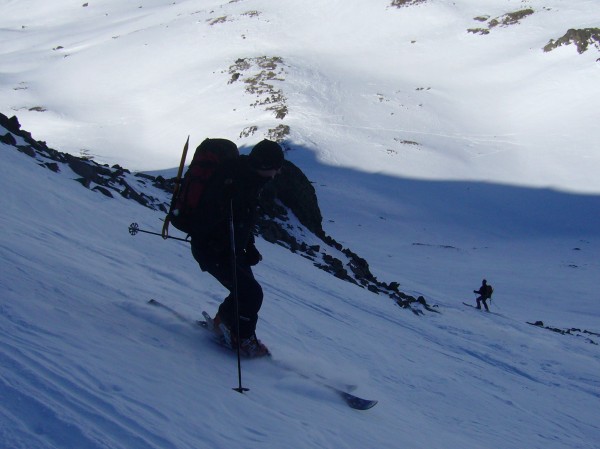 Face N de la crête des Muandes : Neige froide et dure pour cette descente.