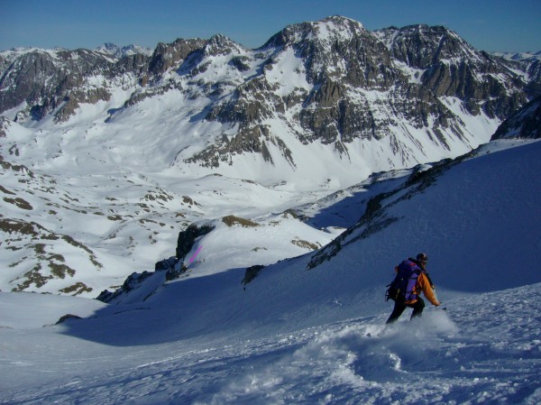 #10 J2 : Variante du couloir : David se dirige vers le couloir de variante (flèche) pour rejoindre le refuge du Thabor J2 : Variante du couloir : David se dirige vers le couloir de variante (flèche) pour rejoindre le refuge du Thabor