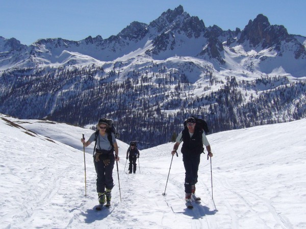 J1: Sous la crête des Muandes : Montée tranquille, sous le soleil, et tout le monde a déjà le smile.