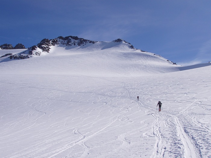 Pointe du Génepi : Sur le glacier des Grands: la pointe du Génépi au fond nous tend les bras....Une longue traversée et de belles pentes à la fin