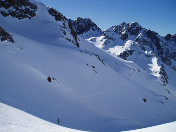 #2 Montée à l Montée à l'épaule de l'Homme : Remontée à l'épaule du Rocher de l'Homme après la descente du col de Freydane (au fond).