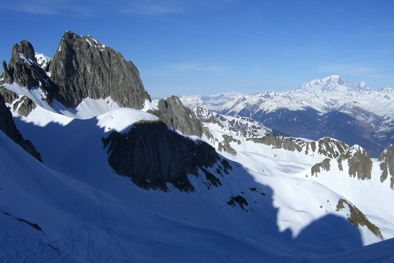 Descente sur le glacier : Les Aiguilles de la Balme me montrent le chemin