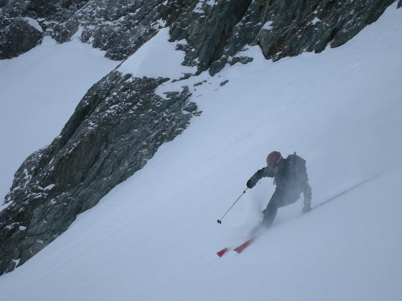 #13 Pointe Maximin : Louis en free-ride pleine bourre sur le glacier. Pointe Maximin : Louis en free-ride pleine bourre sur le glacier.
