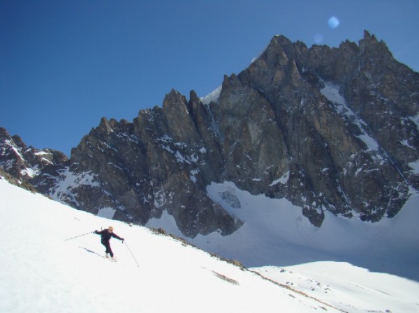 #2 Vers l Vers l'Est, quel paysage : Sous les grandes murailles de l'Oisans...... aucun doute on est petit !