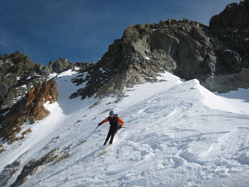 Col N de Clot Chatel : Yann sur l'epaule de depart. à sa gauche, le couloir raide et le final mixte en rocher made in Oisans...