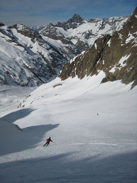 Col N de Clot Chatel : descente en poudre... Yann sous l'Aiguille du Plat de la Selle. rien que du bonheur