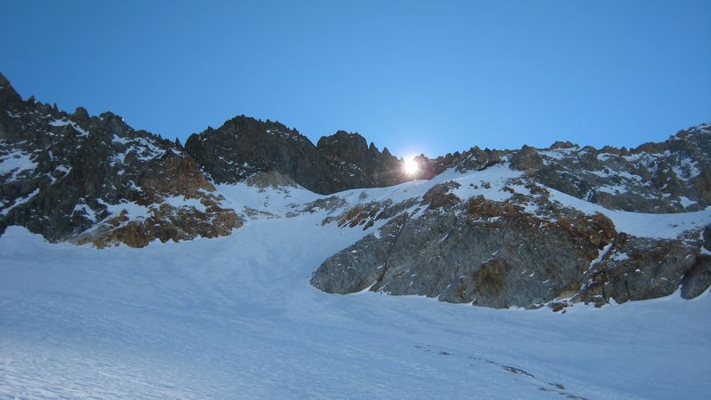 Col N de Clot Chatel : le col est à droite des rochers rouges