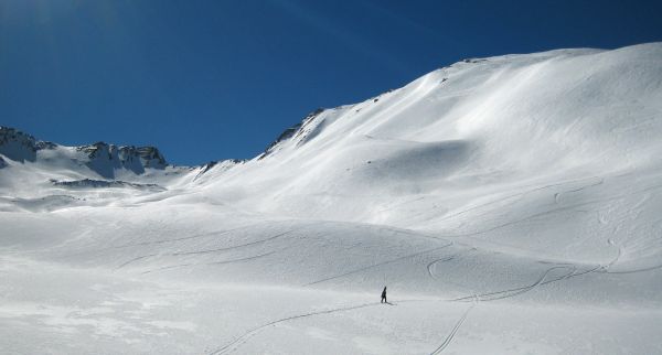 #4 Le Piarra : Jolie combe tranquille et sauvage. Au fond on voit Roche Méane complètement décapée ! Le Piarra : Jolie combe tranquille et sauvage. Au fond on voit Roche Méane complètement décapée !