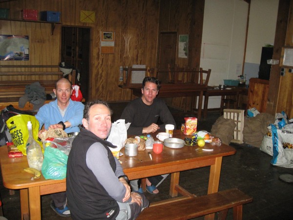 Refuge de Chambeyron : Repas bien mérité après les 2600m de deniv de la journée et le vent qui nous a balayé la face dans la dernière montée