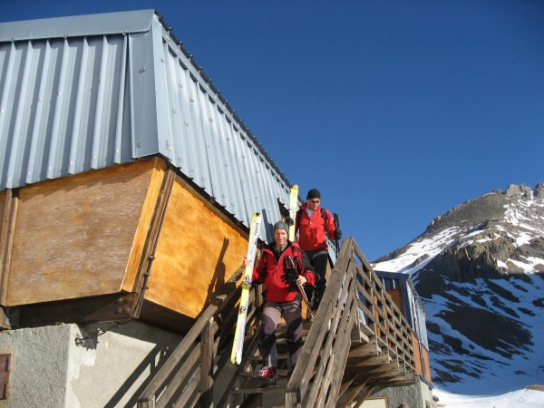 #2 Refuge du Chambeyron : Moms et Romu nous rejoignent au soleil, le vent commence enfin à se calmer un peu. Pendant la nuit, on a cru que le toit allait s Refuge du Chambeyron : Moms et Romu nous rejoignent au soleil, le vent commence enfin à se calmer un peu. Pendant la nuit, on a cru que le toit allait s'envoler ...