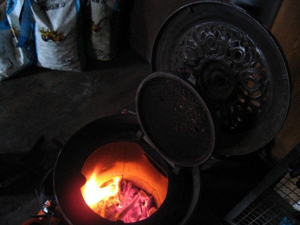 #1 Refuge du Chambeyron : Le bon feu du matin nous aide sortir du lit alors que le vent souffle encore violemment dehors Refuge du Chambeyron : Le bon feu du matin nous aide sortir du lit alors que le vent souffle encore violemment dehors
