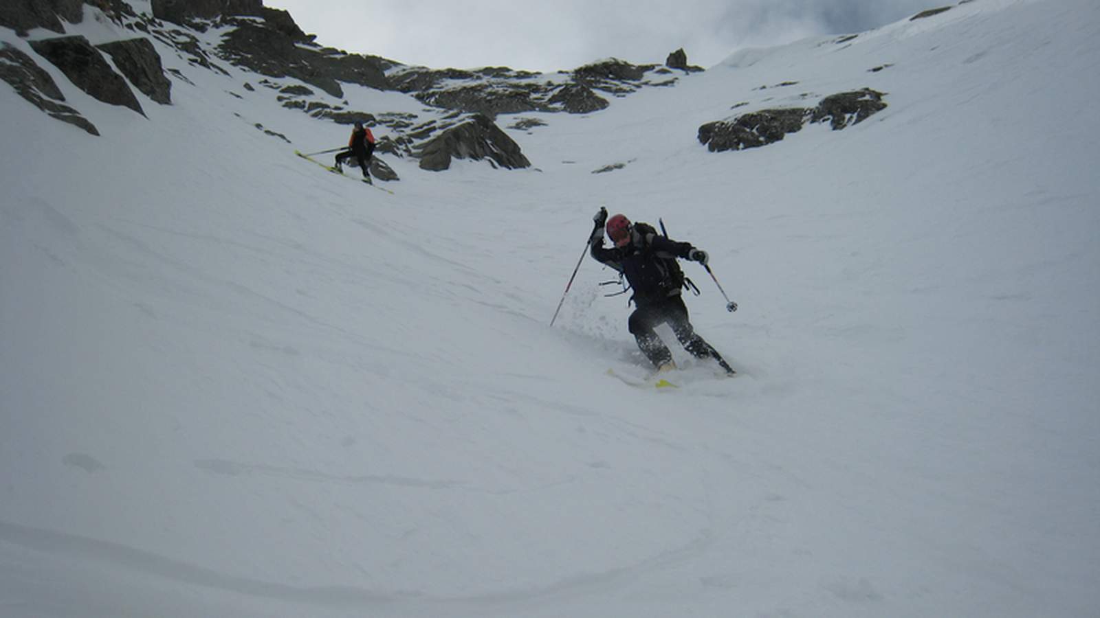 #7 Couloir NE du Mouchillon : AnneCé sous les yeux de son coatch de pente raide Couloir NE du Mouchillon : AnneCé sous les yeux de son coatch de pente raide