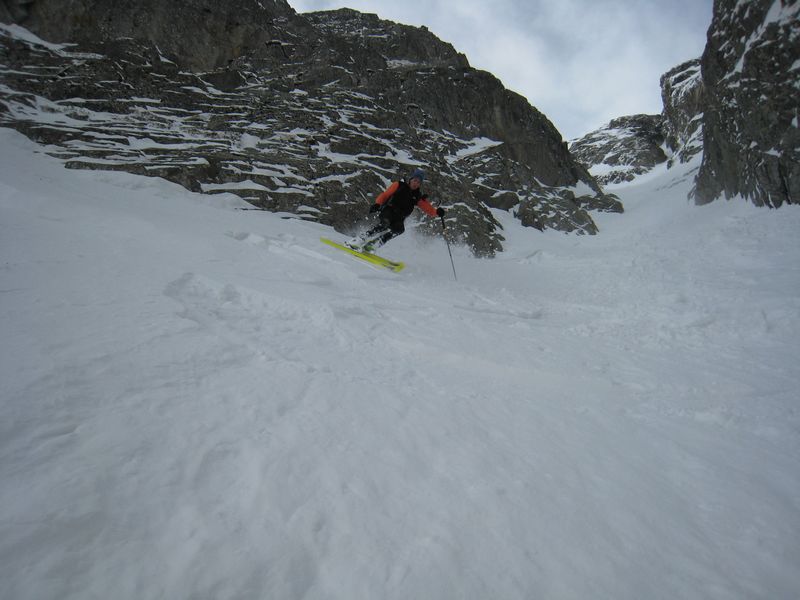 #13 Couloir NE du Mouchillon : le vent est tellement fort dans le couloir qu Couloir NE du Mouchillon : le vent est tellement fort dans le couloir qu'il souleve les skieurs !!