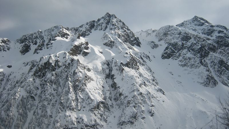 #1 Rocher dArguille : ça a été skié hier. y a des traces dans la gorge ! Rocher dArguille : ça a été skié hier. y a des traces dans la gorge !