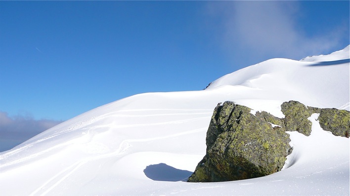 cailloux : Exposition Est, la neige est croutée