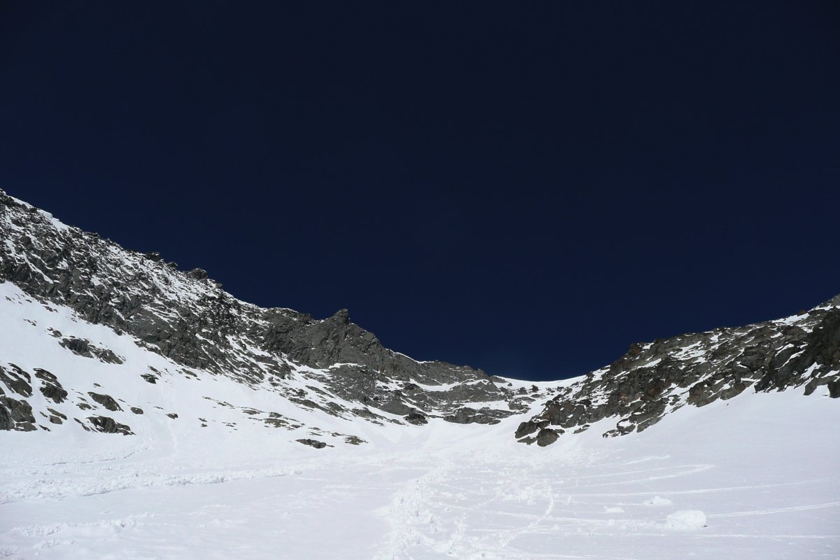 #5 descente précipitée : Les avalanches de surface ont balayé le couloir. La rive gauche a été épargnée. descente précipitée : Les avalanches de surface ont balayé le couloir. La rive gauche a été épargnée.
