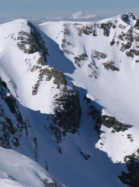 #10 Petit replomb au fond : Nos traces de descente dans le couloir Est.
Vue depuis sommet Colomb Petit replomb au fond : Nos traces de descente dans le couloir Est.
Vue depuis sommet Colomb