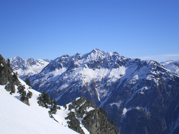 Grande Lance d'Alemont : Joli coup d'oeil sur le massif du Rissiou.