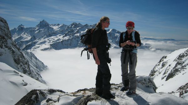 #3 Col de l Col de l'Aigleton : Les filles une fois au sommet ça pense qu'à un truc... Envoyer des SMS ;-))