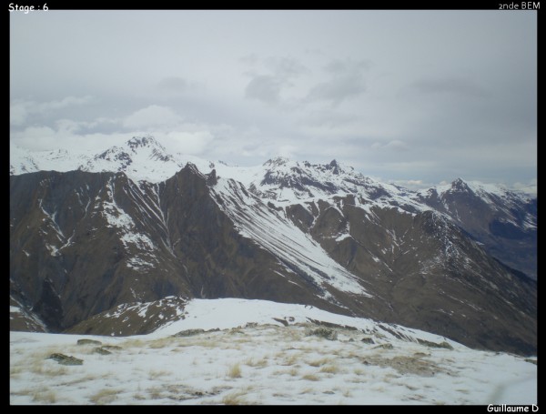 #2 Depuis la Pointe de la Fenêtre : Depuis la Pointe de la Fenêtre, vue sur le Plan des Queux qui est très faiblement enneigé. Depuis la Pointe de la Fenêtre : Depuis la Pointe de la Fenêtre, vue sur le Plan des Queux qui est très faiblement enneigé.