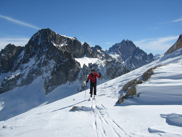#15 Fred : Arrivée au col de la Haute Pisse. L Fred : Arrivée au col de la Haute Pisse. L'olan et sa face NW au fond.