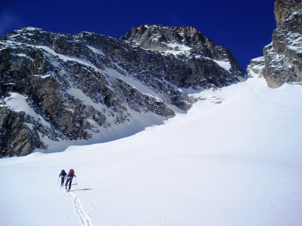 #2 Sous le col : versant est, ça botte sous les skis car ça chauffe fort Sous le col : versant est, ça botte sous les skis car ça chauffe fort