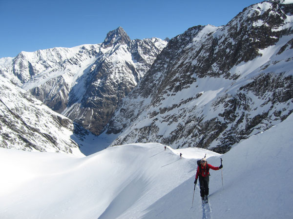 #12 Sur la moraine : L Sur la moraine : L'aiguille du Plat de la Selle au fond