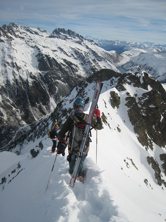 #6 Arête sommitale : Après le sortie Bien raide, on rejoint sur le fil de l Arête sommitale : Après le sortie Bien raide, on rejoint sur le fil de l'arête la combe de gauche (dans le sens orographique), qui a des chances d'être meilleure.