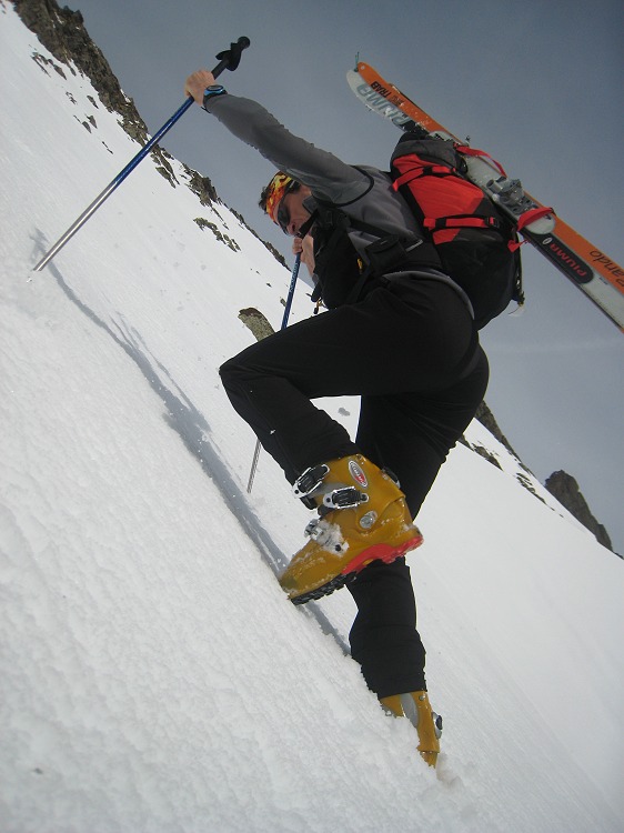 #11 Cramponage : La pente se raidit et la neige décaillée coule sur le fond dur : c Cramponage : La pente se raidit et la neige décaillée coule sur le fond dur : c'est plus tranquille à pied !