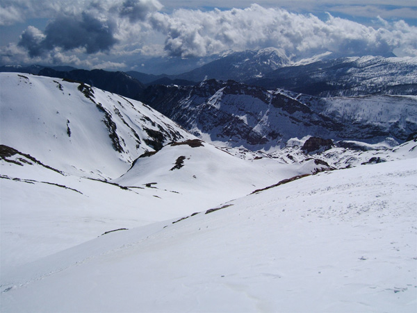 #5 Margareis : L Margareis : L'itinéraire de montée qui longe la crête de Pertega vue de la cime de Margareis. Possibilité de déscendre directement pour rejoindre l'itinéraire de montée.