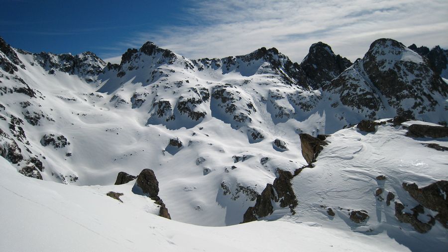 Baisse du Basto : Dans la remontée au pas Est du Clapier, on aperçoit nos traces de descente depuis la baisse de basto